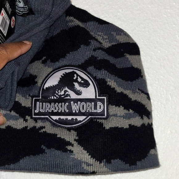Boys 2-PC Jurassic World Camo Beanie Hat w/Solid Green Gloves NWT - Picture 4 of 10